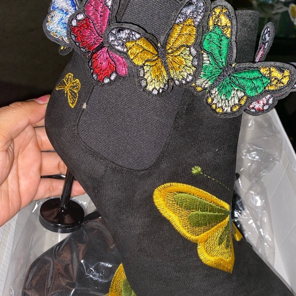 NWB 🦋Faux Suede Butterfly Decor Point Toe Heeled Chelsea Boots🦋 - Picture 7 of 7
